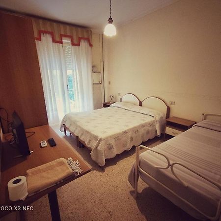 Hotel Delhy Viareggio Bagian luar foto