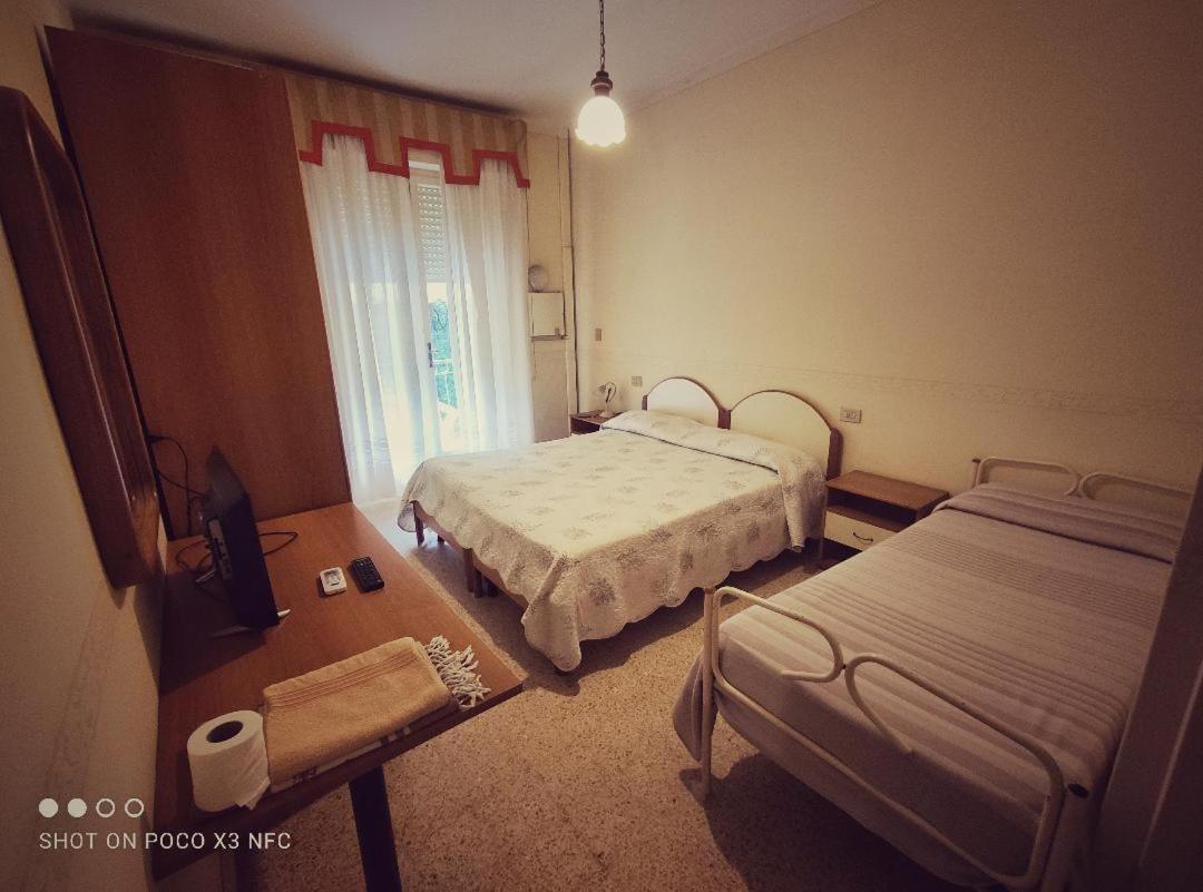 Hotel Delhy Viareggio Bagian luar foto