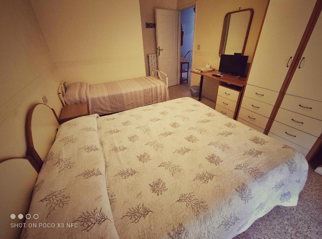 Hotel Delhy Viareggio Bagian luar foto