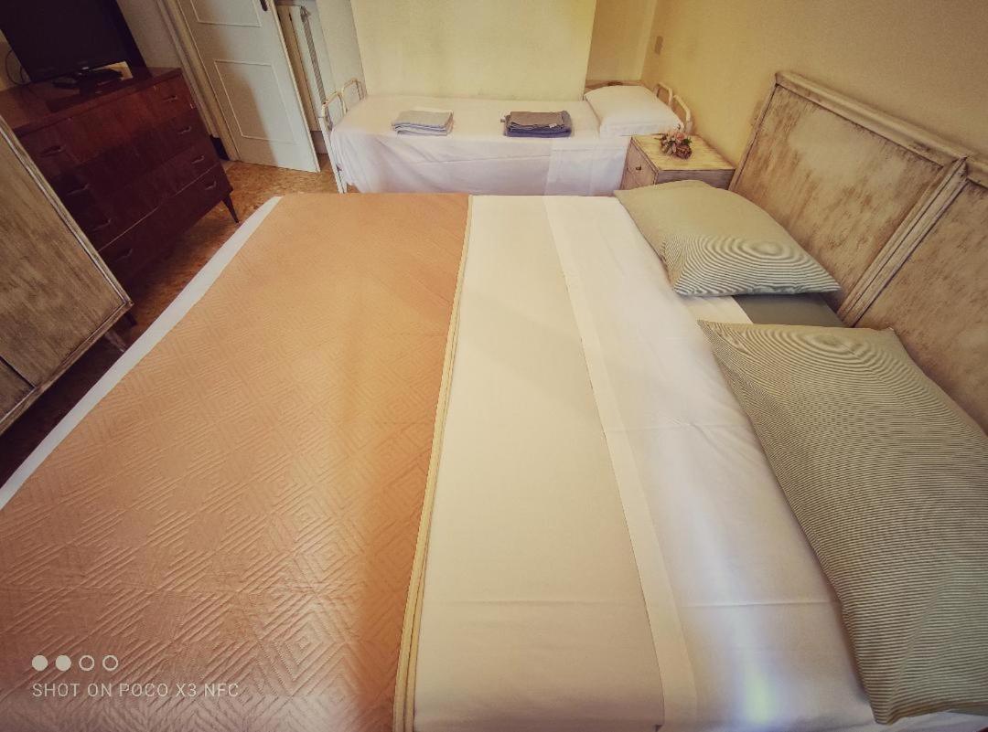 Hotel Delhy Viareggio Bagian luar foto