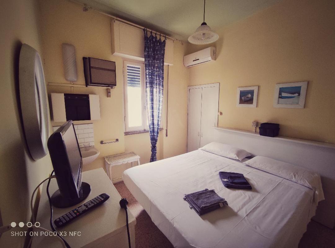 Hotel Delhy Viareggio Bagian luar foto