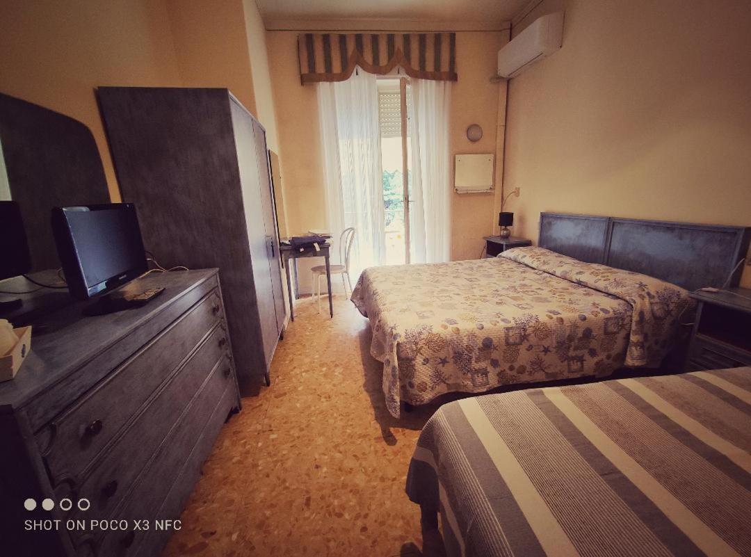 Hotel Delhy Viareggio Bagian luar foto