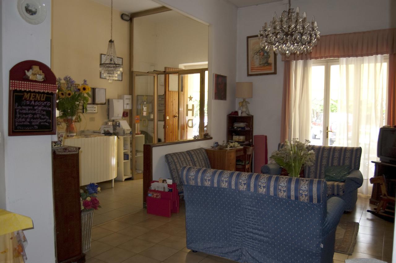 Hotel Delhy Viareggio Bagian luar foto