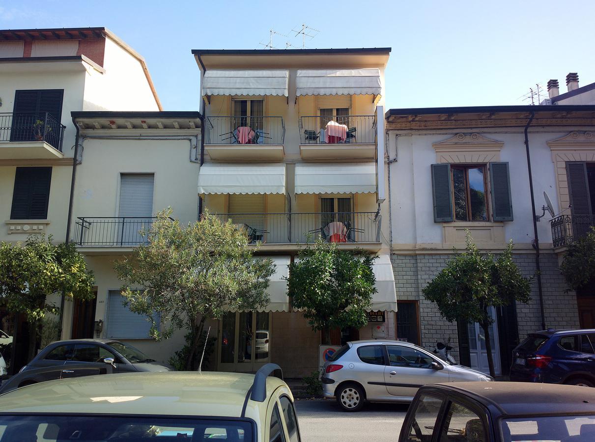 Hotel Delhy Viareggio Bagian luar foto