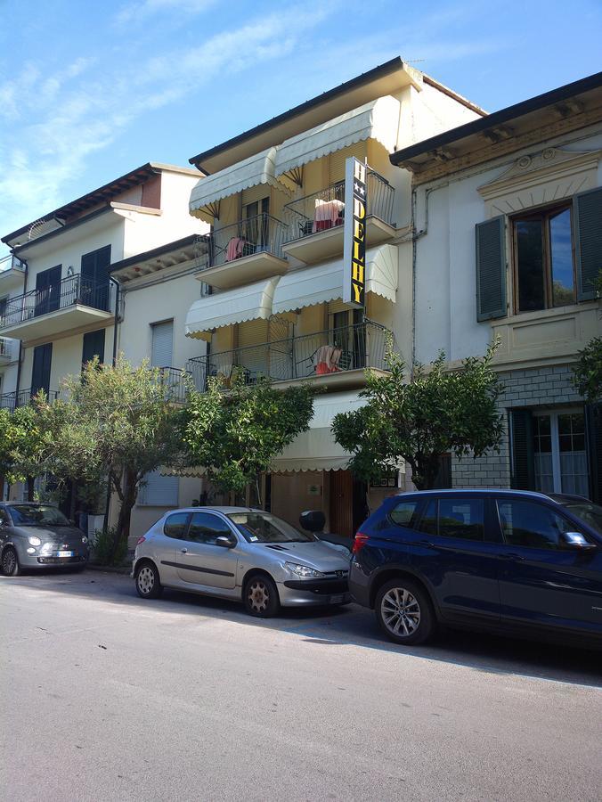 Hotel Delhy Viareggio Bagian luar foto
